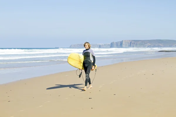 Surfare med sin surfbräda på Atlanten — Stockfoto