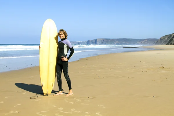 Surfare med sin surfbräda på Atlanten — Stockfoto