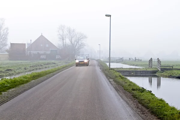 Carretera gris brumosa, coche conduciendo desde la niebla —  Fotos de Stock