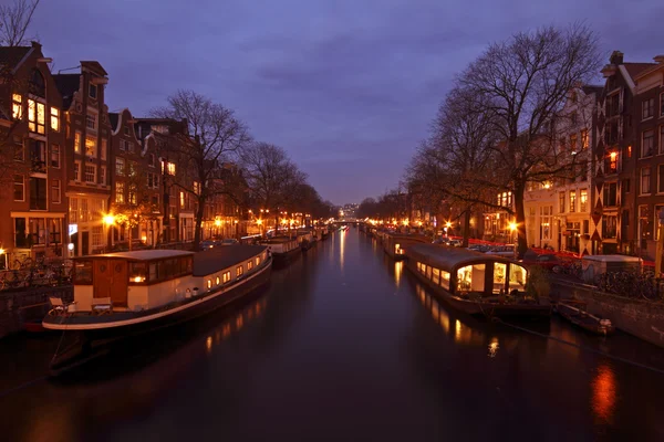 Vista romántica de la calle en Amsterdam por la noche en los Países Bajos — Foto de Stock