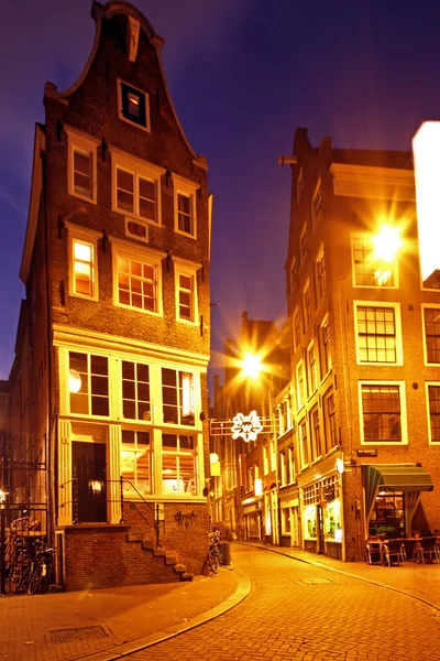 Romantyczny widok ulicy w mieście amsterdam nocą w Holandii — Zdjęcie stockowe