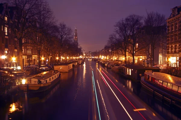 Vista romántica de la calle en Amsterdam por la noche en los Países Bajos —  Fotos de Stock
