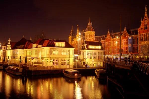 Romantyczny widok ulicy w mieście amsterdam nocą w Holandii — Zdjęcie stockowe