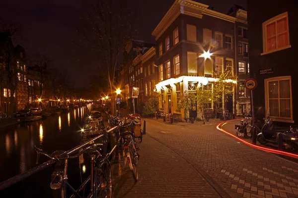 Romantisch uitzicht op straat in amsterdam stad bij nacht in Nederland — Stockfoto
