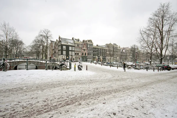 Snöiga amsterdam vintertid i Nederländerna — Stockfoto