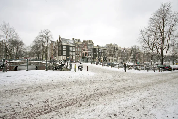 Amsterdam nevosa in inverno nei Paesi Bassi — Foto Stock