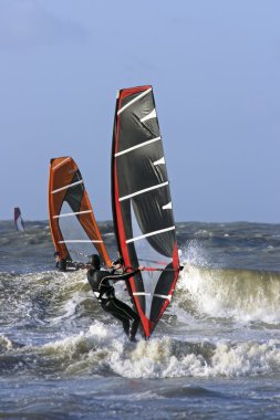 Hollanda Kuzey Denizi üzerinde dalgalar sörf windsurfer