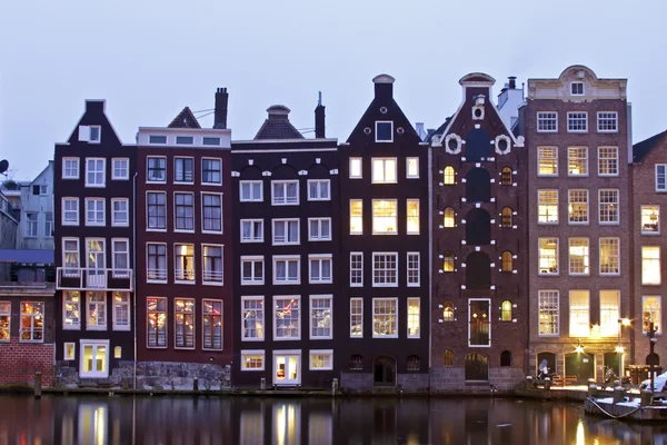 Casas medievais tardias em Amsterdã ao entardecer nos Países Baixos — Fotografia de Stock