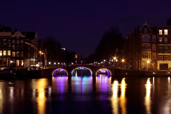 Тонкий мост ночью в Амстердаме, Нидерланды — стоковое фото