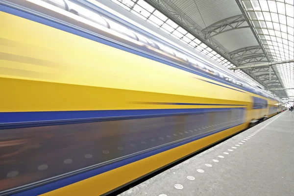 Départ en train de la gare centrale d'Amsterdam aux Pays-Bas — Photo
