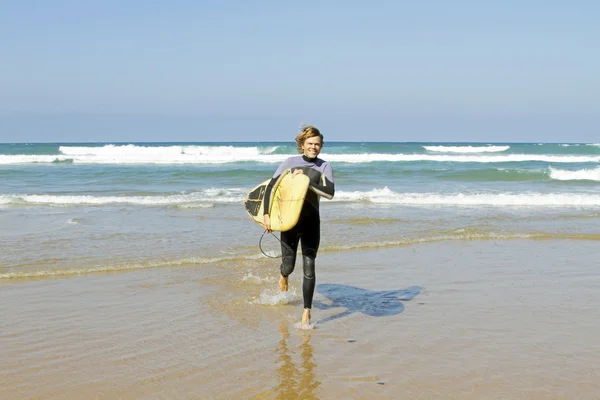 Internauta z jego deskę surfingową na Oceanie Atlantyckim — Zdjęcie stockowe