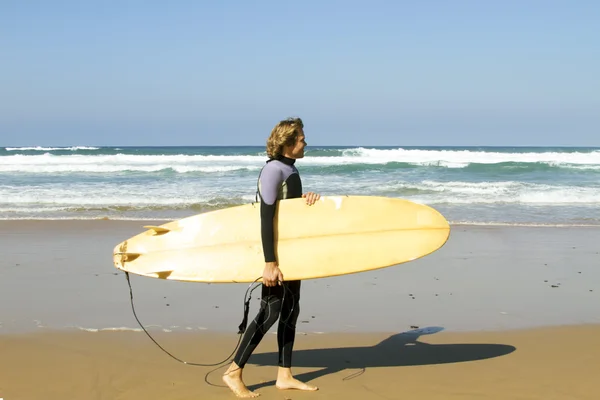Sörfçü Atlantik Okyanusu, onun surfboard ile — Stok fotoğraf