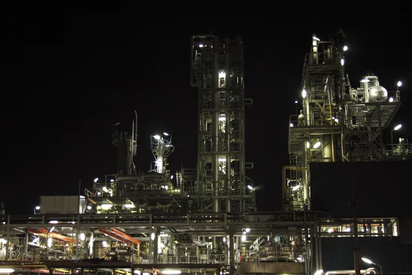 Хімічні установки вночі в Нідерландах — стокове фото
