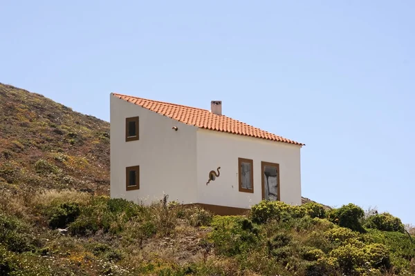 偏僻的房子里，在葡萄牙海岸附近山丘上 — 图库照片
