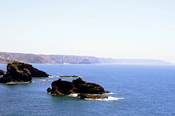 Волны, бьющиеся о скалы в природе Португалии — стоковое фото