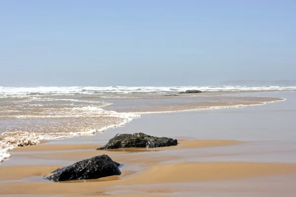 Roca en el océano cerca de Lagos en Portugal —  Fotos de Stock