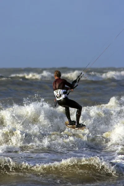 在葡萄牙，大西洋的波涛里的风筝冲浪 — 图库照片
