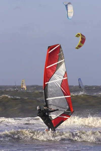 Windsurfer surfeando las olas en el mar del Norte en los Países Bajos —  Fotos de Stock