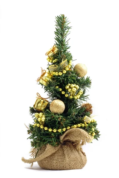 Симпатичная маленькая елочка с украшениями и подарками, изолированная на белом — стоковое фото