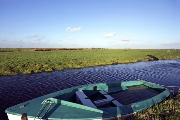 Landelijke Nederlandse uitzicht op het platteland van Nederland — Stockfoto