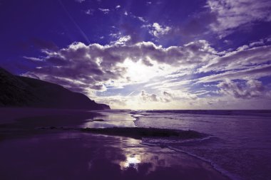 Hollanda kıyılarında romantik bir mor kırmızı günbatımı