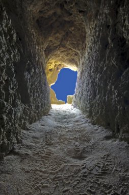 Işığa doğru gidiş: Portekiz mavi gökyüzüne doğru bir kaya tünelde