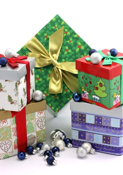 Farbige Weihnachtsgeschenkschachtel isoliert auf weiß — Stockfoto