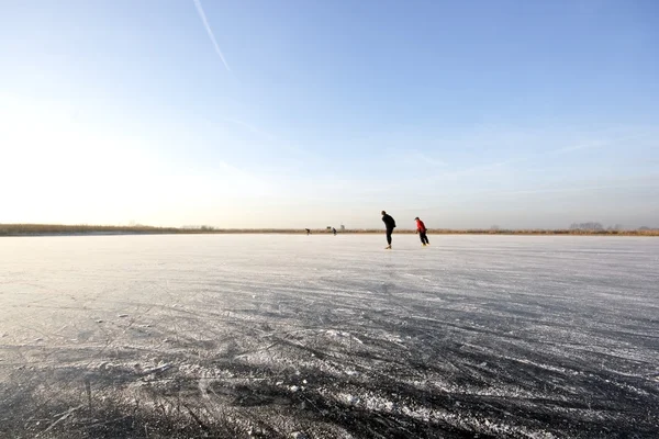 Schlittschuhlaufen auf dem Gouwzee in den Niederlanden — Stockfoto