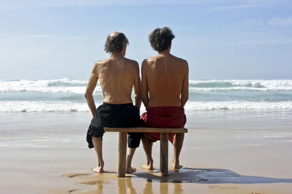 Dois homens olhando para um oceano selvagem no verão — Fotografia de Stock