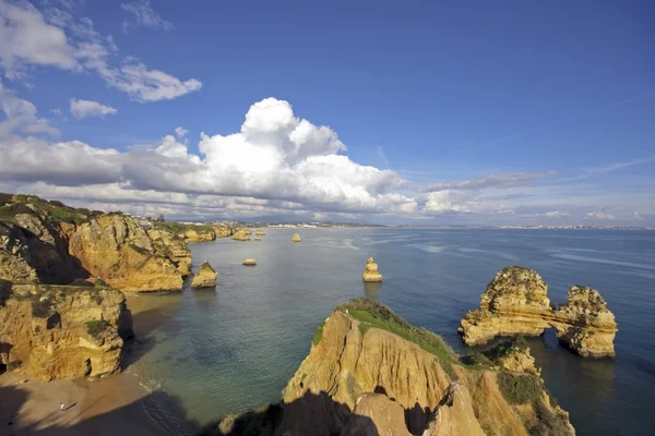 Rock v oceánu poblíž lagos v Portugalsku — Stock fotografie