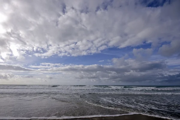 Atlantische Oceaan en een blauwe hemel — Stockfoto