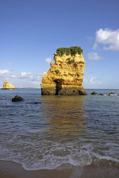 Rock in de Oceaan in de buurt van lagos in portugal — Stockfoto