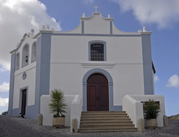 Kirkko Aljezurissa Portugalissa — kuvapankkivalokuva