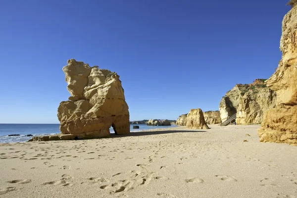 岩石中的海洋在普拉亚达罗沙在葡萄牙 — 图库照片