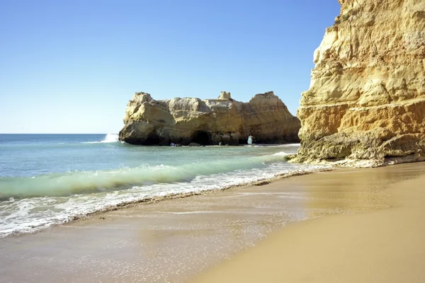 岩石中的海洋在普拉亚达罗沙在葡萄牙 — 图库照片