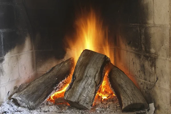 暖炉で焼かれる火 — ストック写真