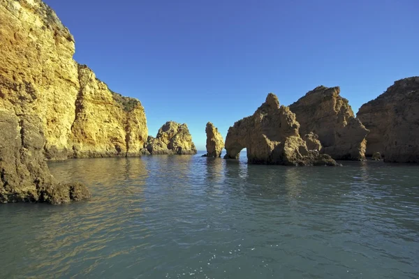 Rocha no oceano perto de Lagos em Portugal — Fotografia de Stock