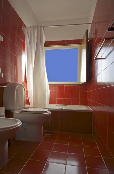Rode betegelde badkamer van een mooie landhuis in portugal — Stockfoto