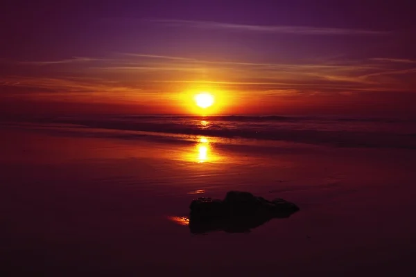 Un romantico tramonto rosso porpora sulla costa nei Paesi Bassi — Foto Stock