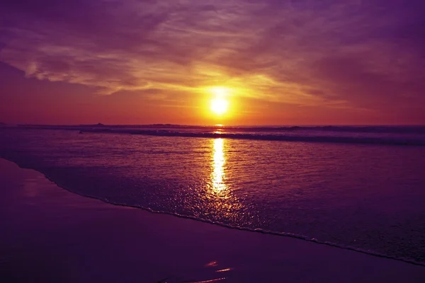 Romantyczny zachód słońca fioletowy czerwony na wybrzeżu w Holandii — Zdjęcie stockowe