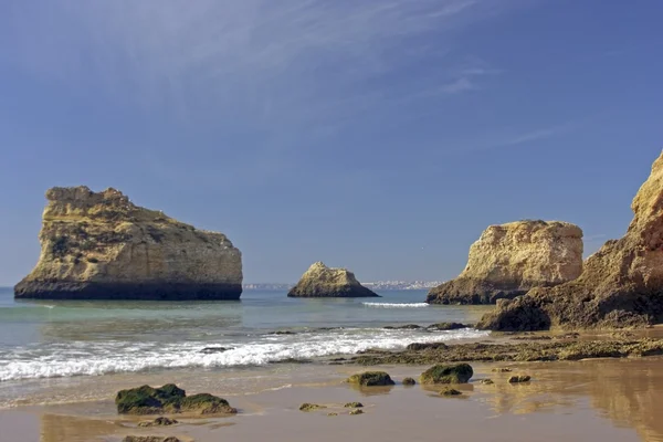 Rock in the ocean no Alvor em Portugal — Fotografia de Stock