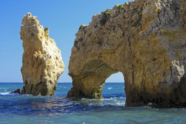 Rock w Oceanie w pobliżu lagos w Portugalii — Zdjęcie stockowe