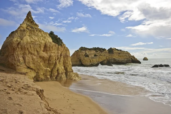 Rock v oceánu v praia da rocha v Portugalsku — Stock fotografie