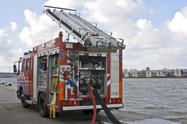 Brandweerwagen in de haven van amsterdam Nederland — Stockfoto