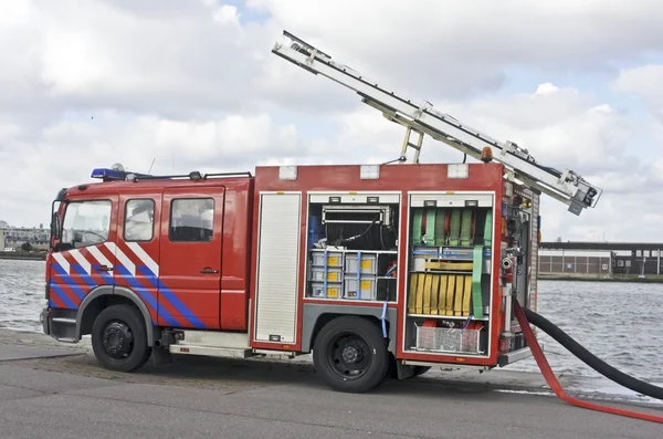 Πυροσβεστικό όχημα στο λιμάνι του Άμστερνταμ Ολλανδία — Φωτογραφία Αρχείου