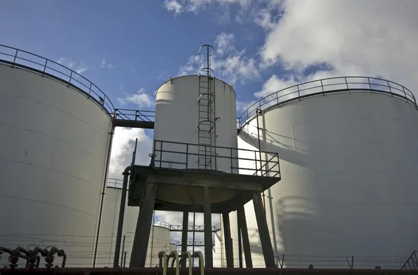 Barils de pétrole dans l'environnement industriel près d'Amsterdam aux Pays-Bas — Photo