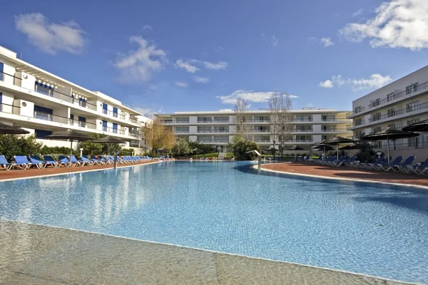 Algarve 포르투갈에 있는 수영장으로 아름 다운 아파트 — 스톡 사진
