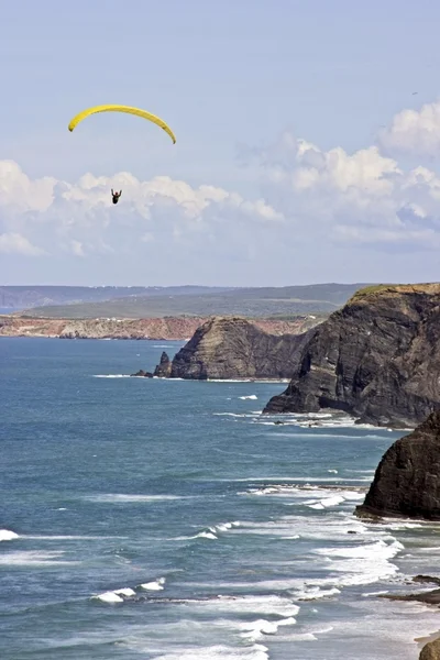 Paragliding vanaf de rotsen aan de Atlantische Oceaan in portugal — Stockfoto