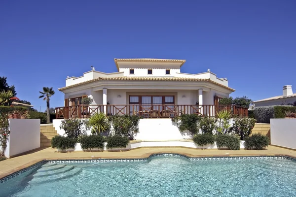 Красивий заміський будинок з басейном — стокове фото