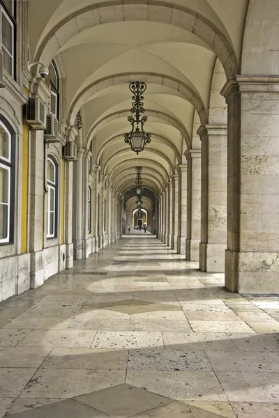 Handel vierkante 18e eeuw arcades in Lissabon, portugal — Stockfoto